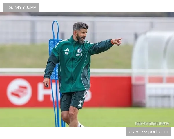 更衣室视角：沙尔克主帅如何在中场休息时调整，以增加向前的纵深传球